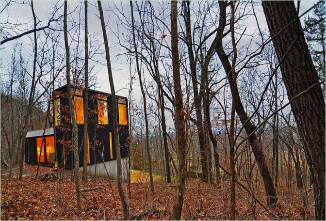 La maison originale sur une pente pour une famille au budget limité