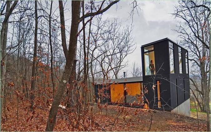 Une maison unique sur une pente pour une famille au budget serré