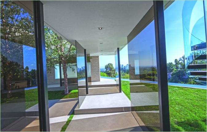 Corridor du manoir Laurel Way par Whipple Russell Architects en Californie