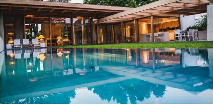 La piscine dans la cour de l'Oasis