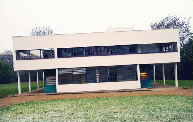 L'extérieur de la Villa Savoye, dans la banlieue de Paris