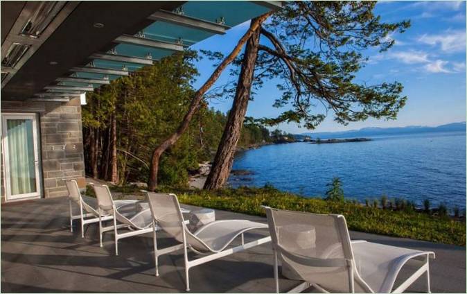 Terrasse avec vue sur le lac