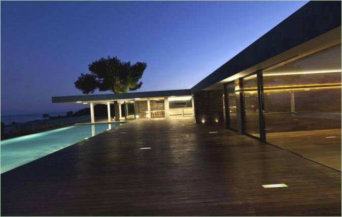 La terrasse de la piscine d'une maison de luxe PLANE HOUSE en Grèce