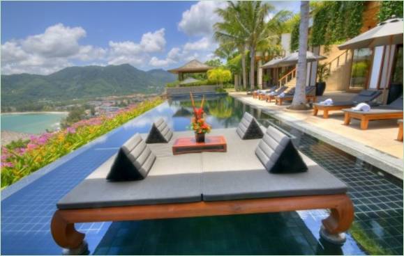 Une piscine élégante à la Seaside Villa