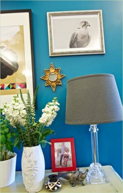 Intérieur vibrant d'une maison aux États-Unis : un cadre rouge sur un mur bleu Intérieur lumineux d'une maison aux États-Unis : un cadre rouge sur un mur bleu