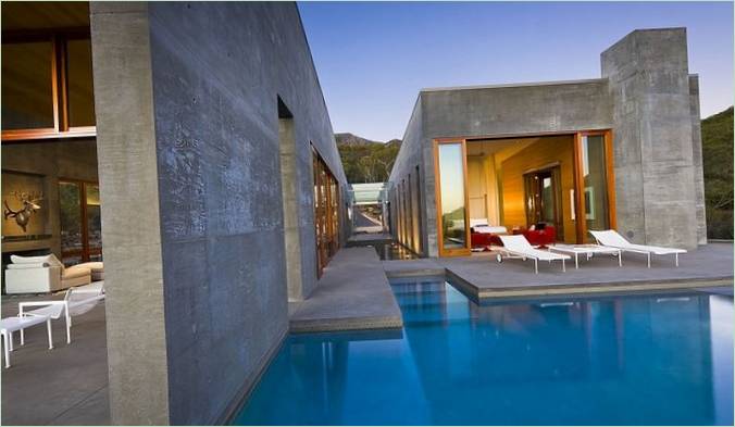 Terrasse au bord de la piscine d'une maison de campagne moderne en Californie