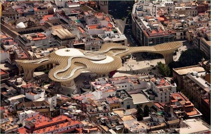 Le Metropol Parasol est un bâtiment en bois situé en Espagne