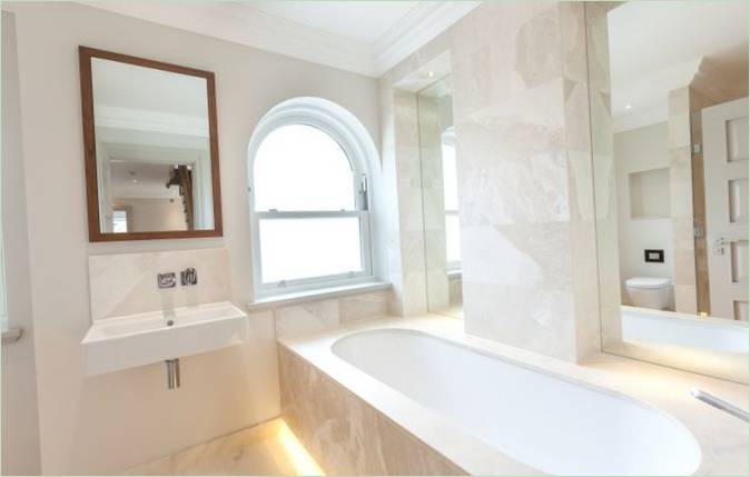 La conception intérieure d'une salle de bains luxueuse