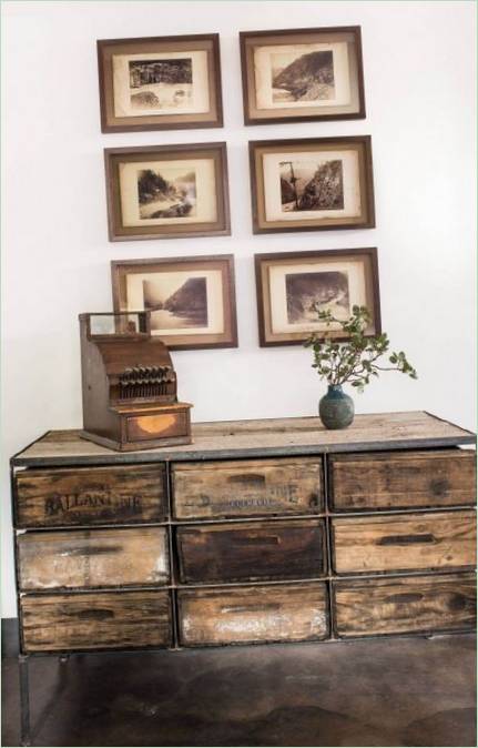 Commode de style rétro dans un intérieur de maison de campagne
