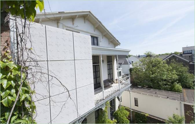 Photo de la façade de la maison et de la conception de l'escalier