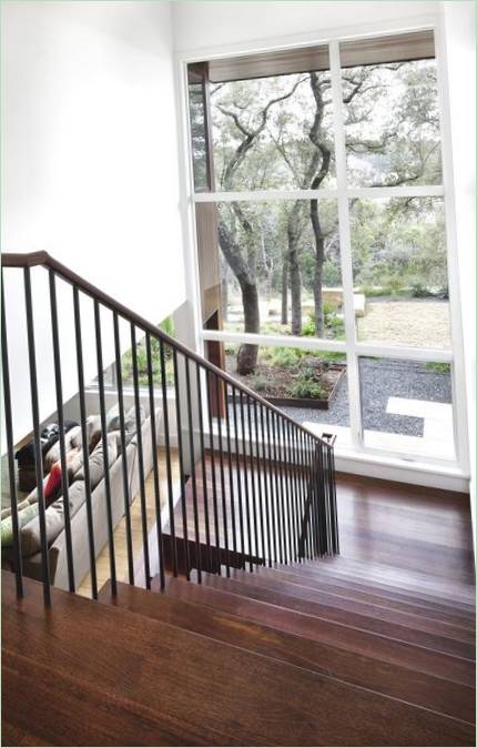 Escalier en bois menant au premier étage de la Maison de l'arbre