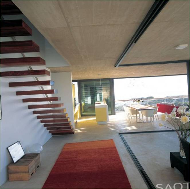 L'escalier d'une villa moderne sur la plage de Vame, Afrique du Sud