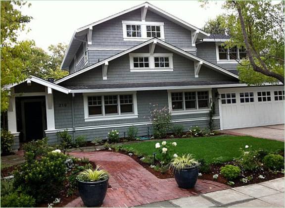 Maison en bois à deux étages avec garage