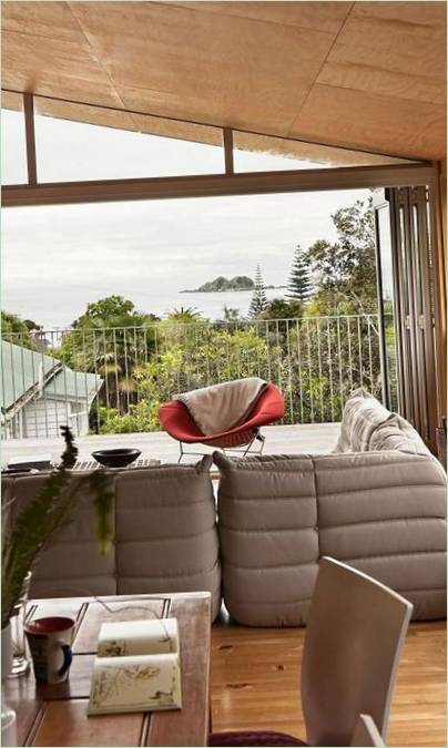 Fauteuil rouge sur la terrasse