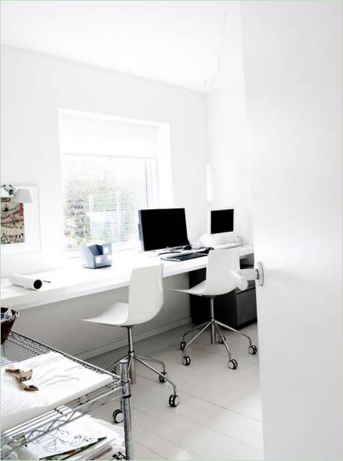 Intérieur de bureau à domicile dans des tons blancs