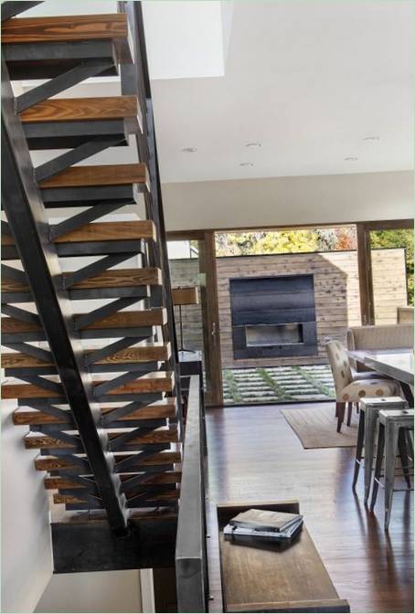 Un escalier en bois sur un cadre métallique