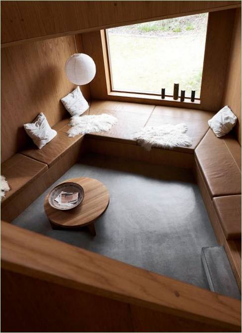 Un coin salon confortable dans les tons bruns
