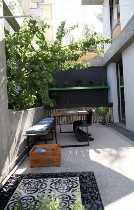 Cour d'une maison avec piscine