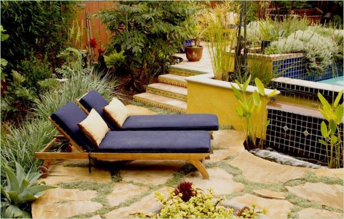 Chaises longues sur la terrasse