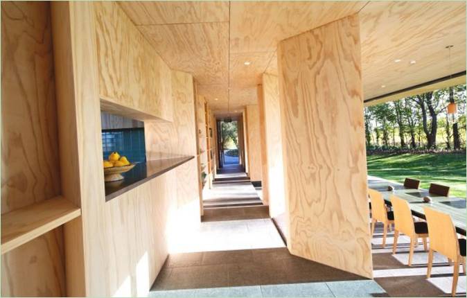 Long couloir avec murs et plafond en bois