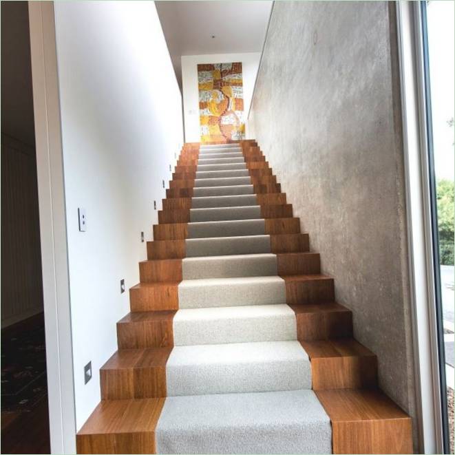 Escalier menant au premier étage de la maison d'Eagle Bay