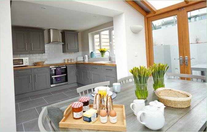 Intérieur de la cuisine avec accès à la terrasse