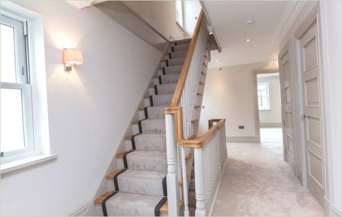 Escalier du dernier étage d'une maison