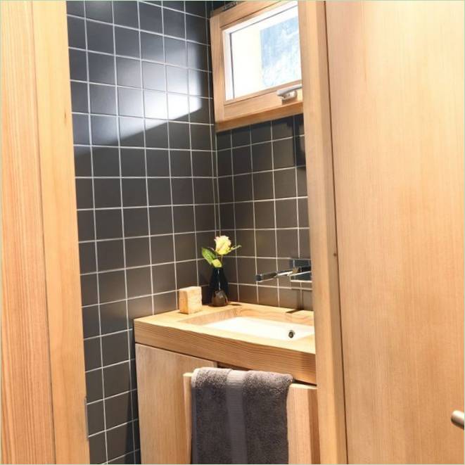La salle de bain de la maison de campagne de l'Arsenal B47 en Suisse