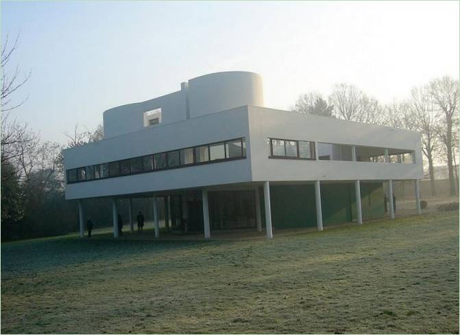 L'extérieur de la Villa Savoye, dans la banlieue de Paris