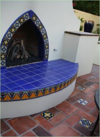 Finition de la cheminée en carreaux à motifs