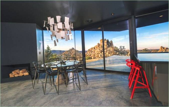 Un luminaire design au-dessus de la table à manger