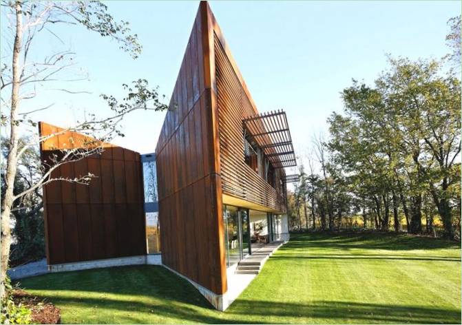 Coin pointu de la maison design Cloudy Bay Shack avec murs en verre