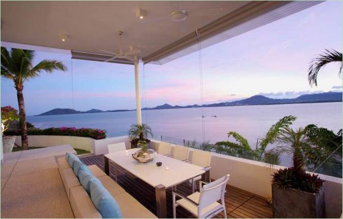 Intérieur de la salle à manger avec vue panoramique sur la mer