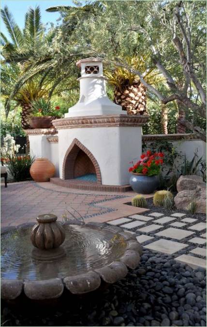 Fontaine en pierre de la terrasse