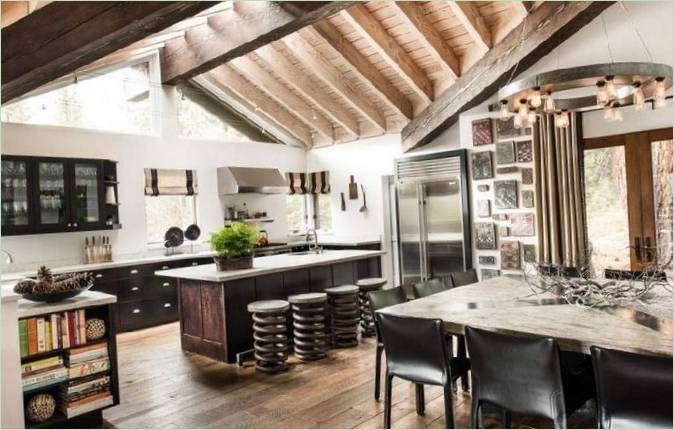 Poutres en bois dans un intérieur de maison de campagne
