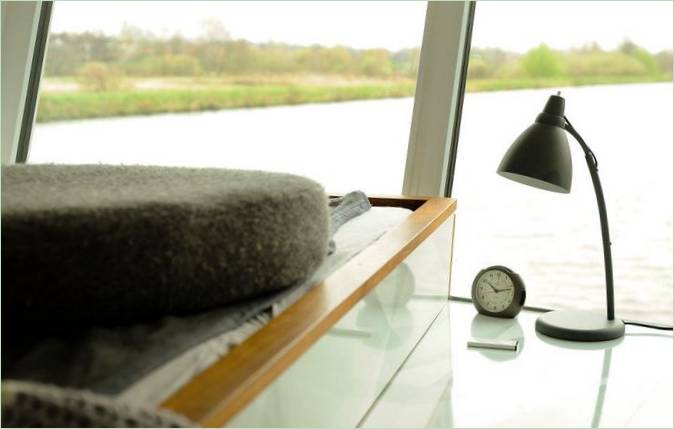 Aménagement intérieur d'une maison sur une plateforme flottante en Allemagne par Sascha Akkermann et Flo Florian
