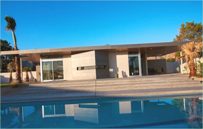 Piscine dans la cour de la résidence Dee