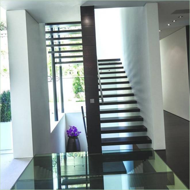 Escalier du manoir Laurel Way par Whipple Russell Architects en Californie