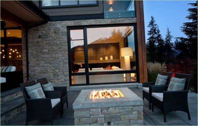 Salon en terrasse avec foyer