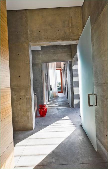 Couloir d'une maison de campagne moderne en Californie