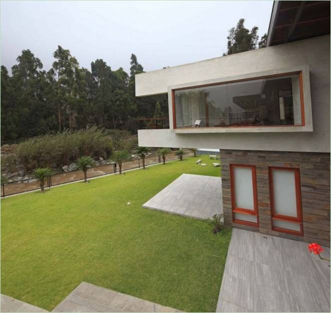 Pelouse près de la maison