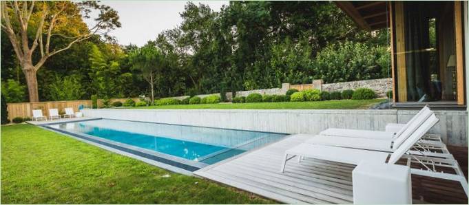 Salon au bord de la piscine