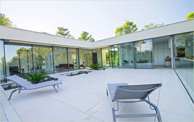 Une villa luxueuse avec piscine par les architectes Brengues & ; Le Pavec