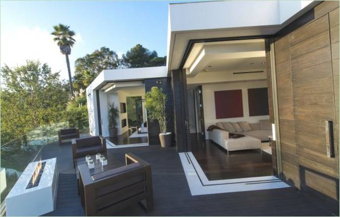 La terrasse du manoir Laurel Way par Whipple Russell Architects en Californie