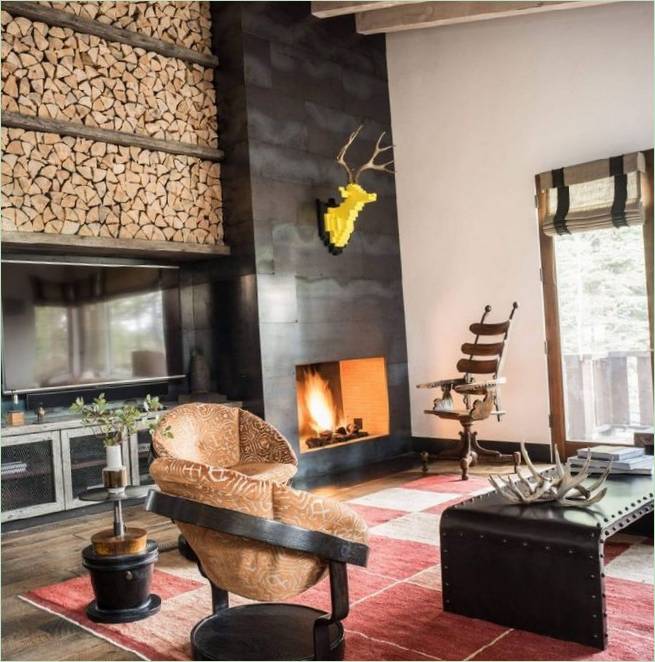 Fauteuils originaux dans un intérieur de maison de campagne