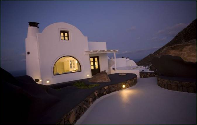 La parfaite villa blanche Aenaon à Santorin, en Grèce