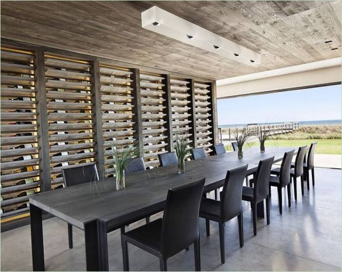 Intérieur de la salle à manger avec vue sur l'océan