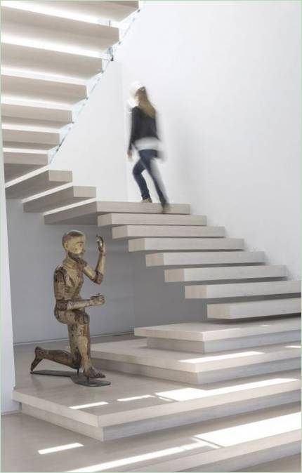 Sculpture à l'escalier du premier étage