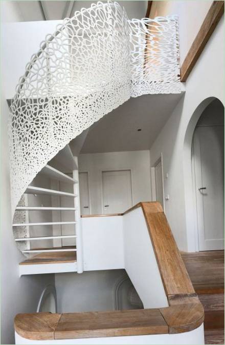 Rampes d'escalier en dentelle à l'intérieur de la maison