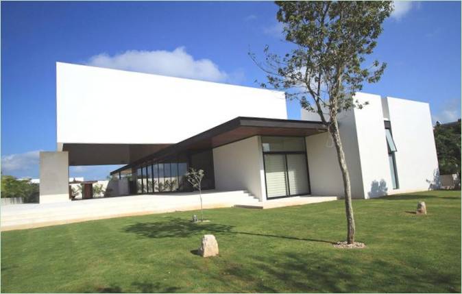 La pelouse avant de la maison MCC